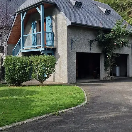 Gite De Groupe Le Domaine - 26 Personnes Au Coeur Des Pyrenees L O Domaine De Geu