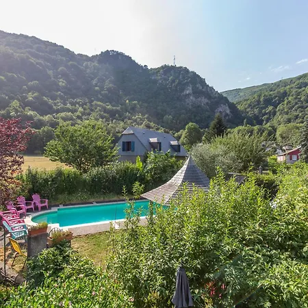 Gite De Groupe Le Domaine - 26 Personnes Au Coeur Des Pyrenees L O Domaine De Geu *